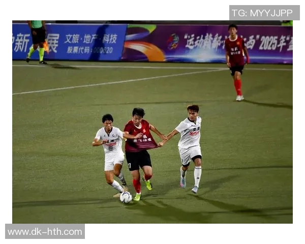 足球巨星深夜现身酒吧引球迷围观欢呼气氛瞬间点燃